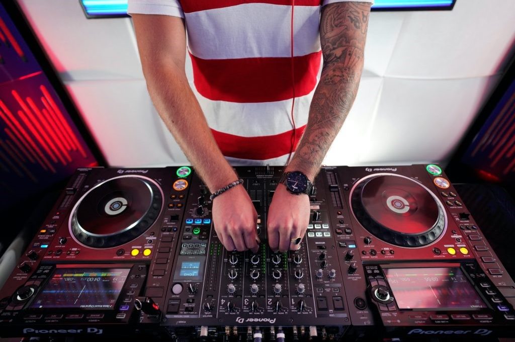 How to Ensure a Smooth Flow of Music at Your Corporate Event with a DJ